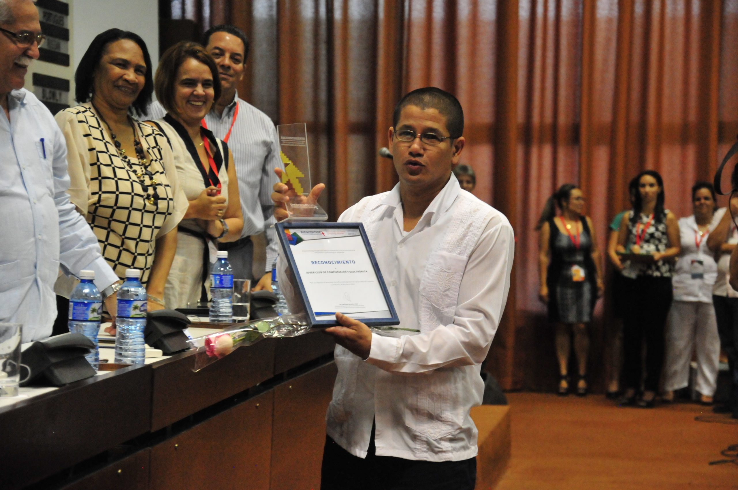 2016 The then General Director, Raúl Vantroi, receives an award for the Young Computing Club
