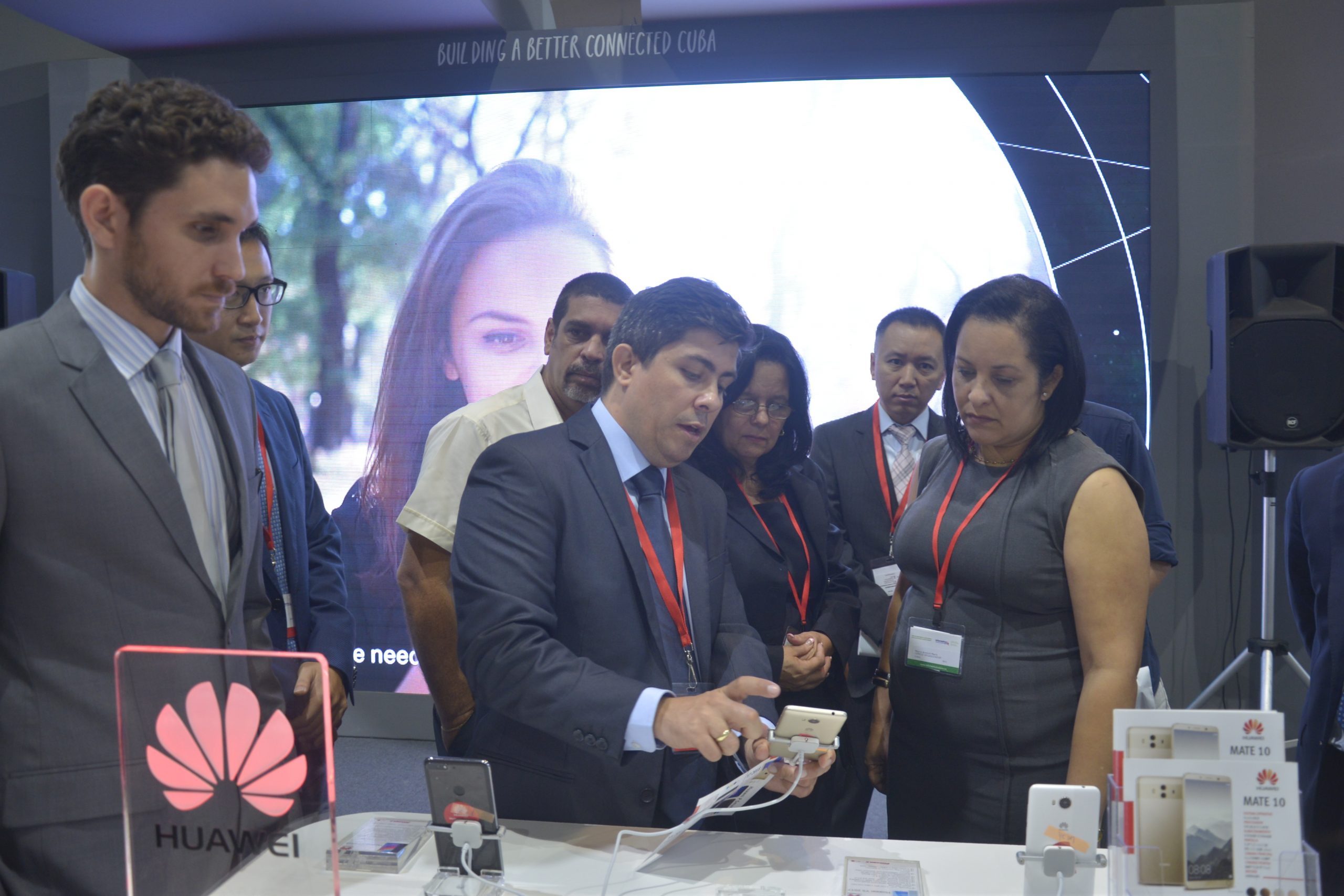 Current Minister of Communications, then President of Etecsa visits the stand from Huawei