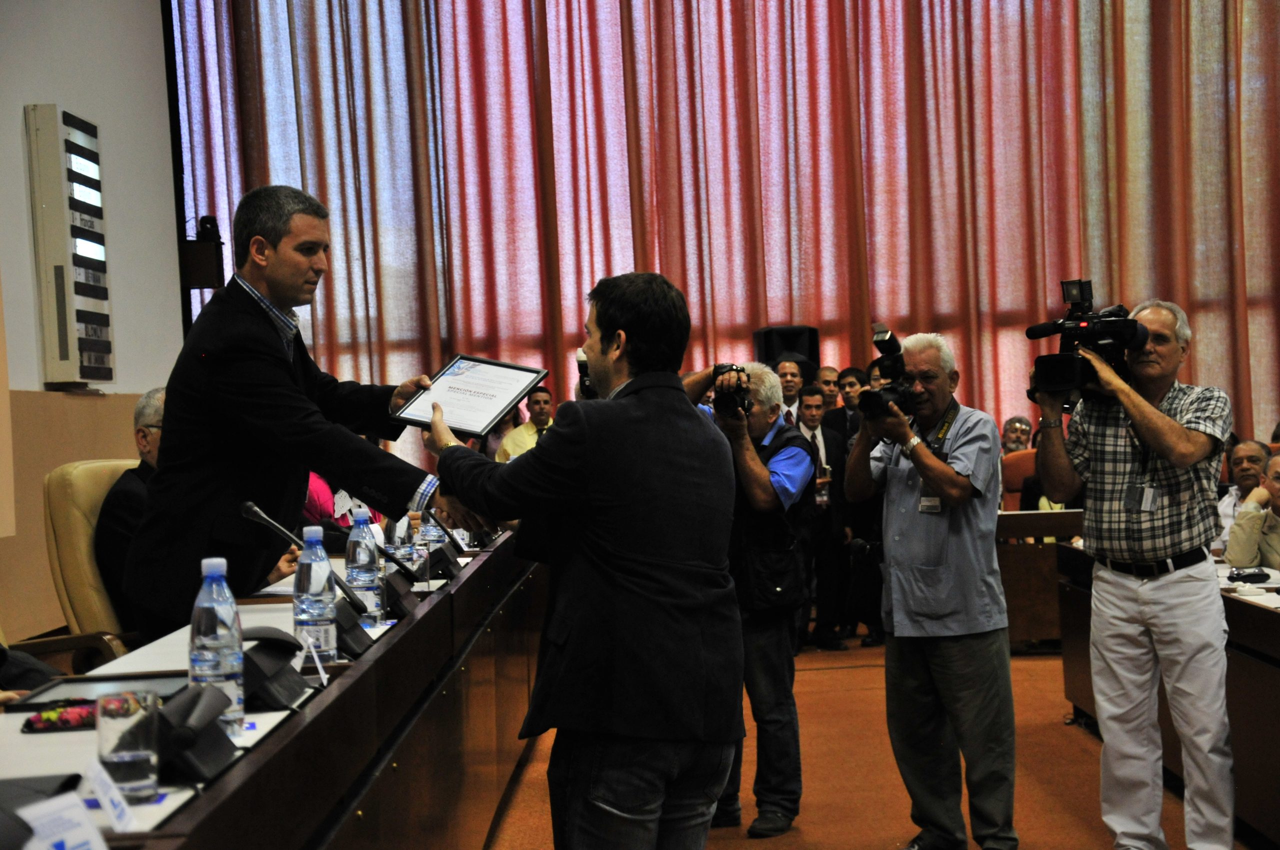 Entrega de premios por el Presidente del Comité Organizador, actual Viceprimer Ministro de Cuba)