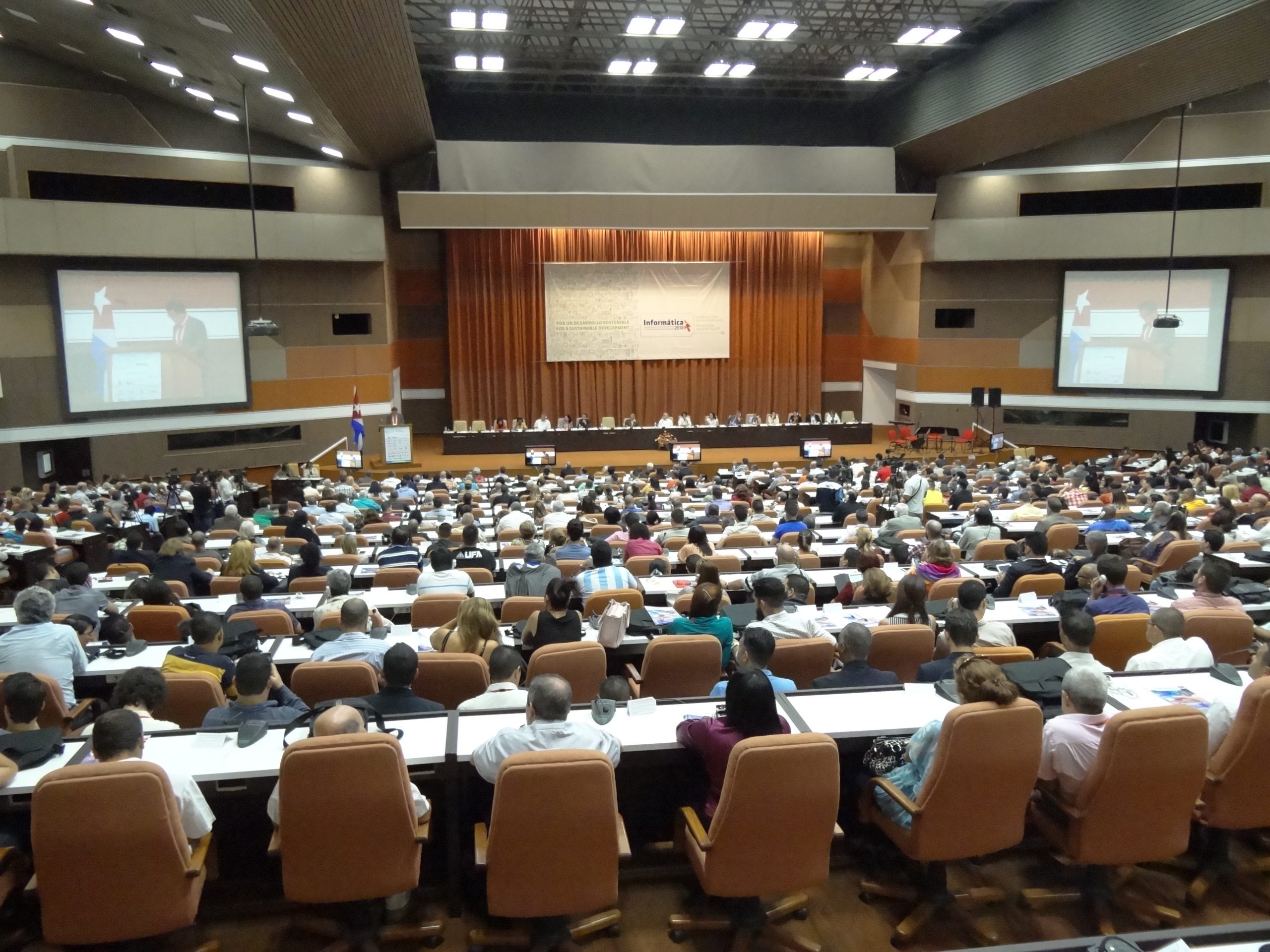 2018 Intervención de personalidad extranjera en salón plenario